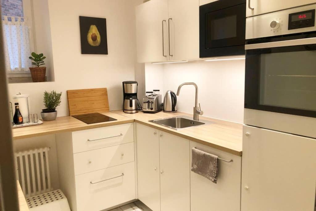 Gemuetliche Sanierte 1 Zimmer Wohnung Mit Privatem Parkplatz Im Zentrum Кил Екстериор снимка
