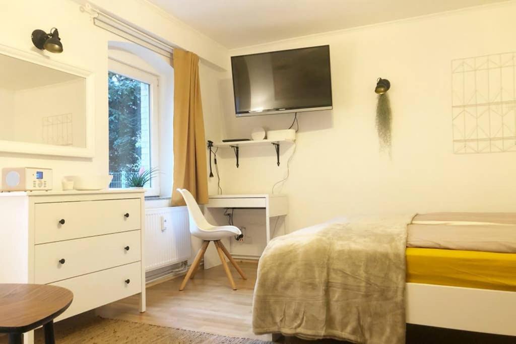 Gemuetliche Sanierte 1 Zimmer Wohnung Mit Privatem Parkplatz Im Zentrum Кил Екстериор снимка