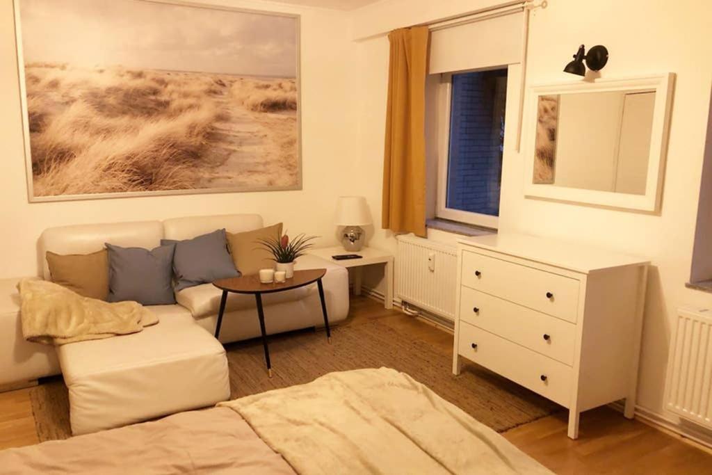 Gemuetliche Sanierte 1 Zimmer Wohnung Mit Privatem Parkplatz Im Zentrum Кил Екстериор снимка